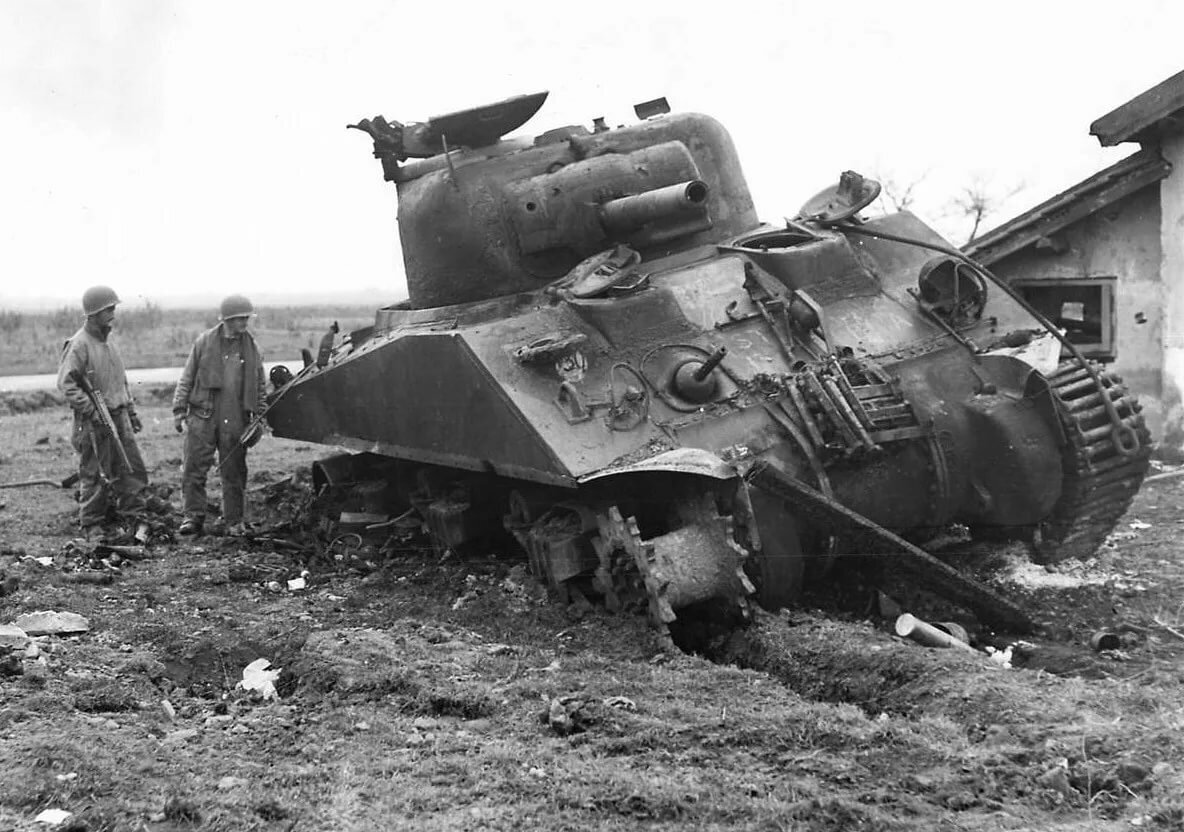 Подбитые советские танки. Подбитый м4 Шерман. Шерман м4а3 люк командира танка.