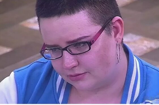 Александра с очень короткой стрижкой