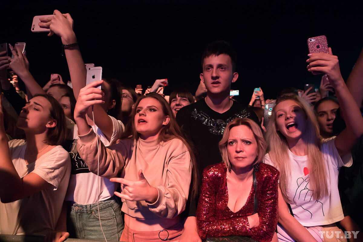 Фото их открытых источников с концерта Бузовой. 