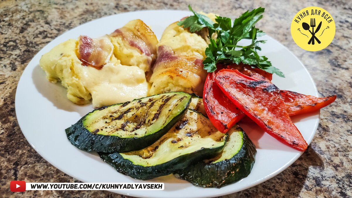 Колбаски из картофельного пюре в беконе с овощами гриль