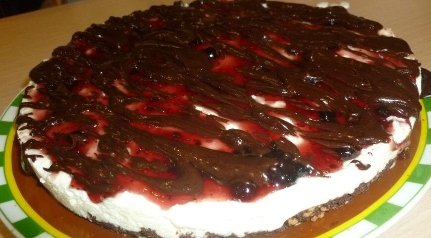 ИНГРЕДИЕНТЫ Творог - 400 г
Сливочное масло - 200 г
Желатин - 1 ст. л.
Сахарная пудра - 4 ст. л.
Ванилин - 2 ч. л.
Шоколад темный - 300 г
Овсяное печенье - 100 г
Ягодный джем - 100 г
ПОШАГОВЫЙ РЕЦЕПТ ПРИГОТОВЛЕНИЯ
Шаг 1
Растапливаем шоколад 
Для основы измельчить печенье, растопить 200 г шоколада, соединить. Выложить плотно в разъемную форму и поставить в холодильник.
Шаг 2
Для приготовления чизкейка замачиваем желатин в воде 
Желатин замочить в воде. Растопить сливочное масло.
Шаг 3
Готовим творожную массу для торта 
Творог протереть, соединить с растопленным сливочным маслом, сахарной пудрой, ванилином, взбить. Добавить распущенный желатин.
Шаг 4
Выкладываем творожную массу в форму
Выложить в форму на основу из печенья. Поставить в холодильник на 2 часа.
Шаг 5
Шоколадный чизкейк с основой из овсяного печенья и с ягодным джемом
Смазать джемом, полить растопленным оставшимся шоколадом. Приятного аппетита!