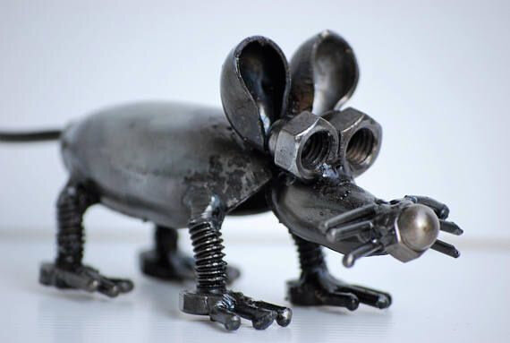 Фото Яндекс картинки. Как вам такой смешной крысёныш? А он фанат металла