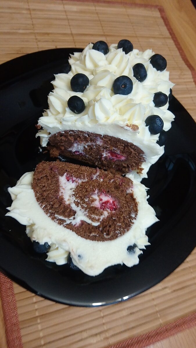 На фото половина рулета. Он получился 2,4 кг 🙈 как целый торт ☺️