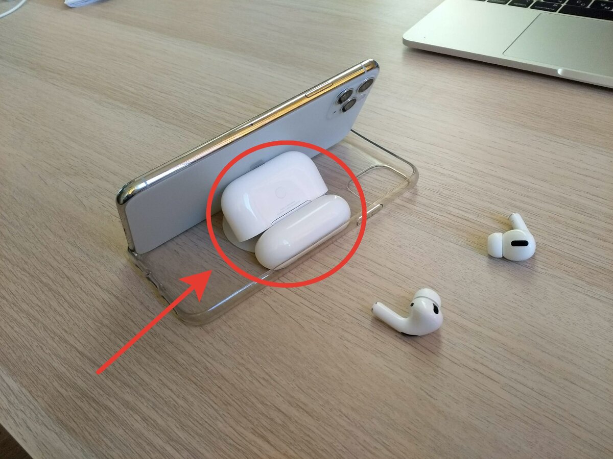 Просто поставьте кейс от наушников под телефон внутри чехла.