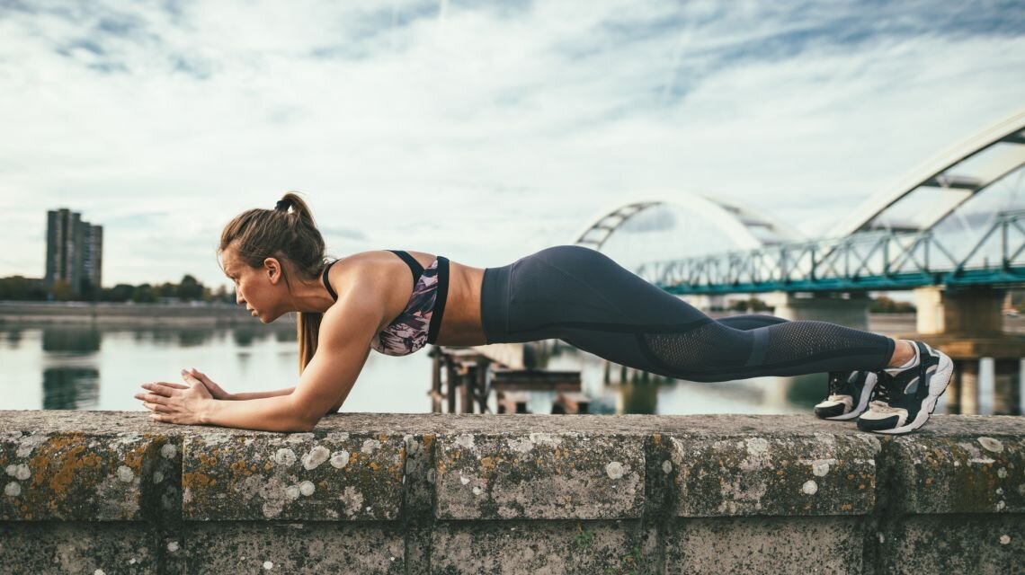 Планка на локтях