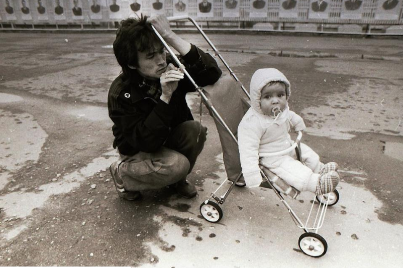 С сыном Сашей. Проспект Ветеранов, Ленинград, 1986 год. Фото: Александр Бойко