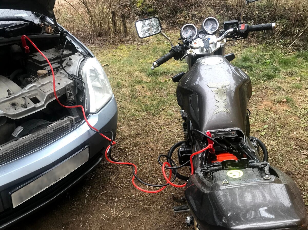 Можно ли прикуривать мотоцикл. Прикурить аккумулятора Kawasaki z250. Прикурить автомобиль от мотоцикла. Прикурить аккумулятор мотоцикла от автомобиля. Прикурить скутер от автомобиля.