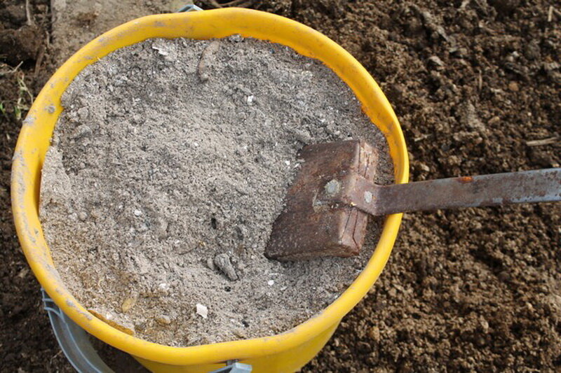 Как можно использовать золу. Зола для удобрения картофеля. Удобрение почвы. Зола для сада и огорода. Удобрение грядок навозом.