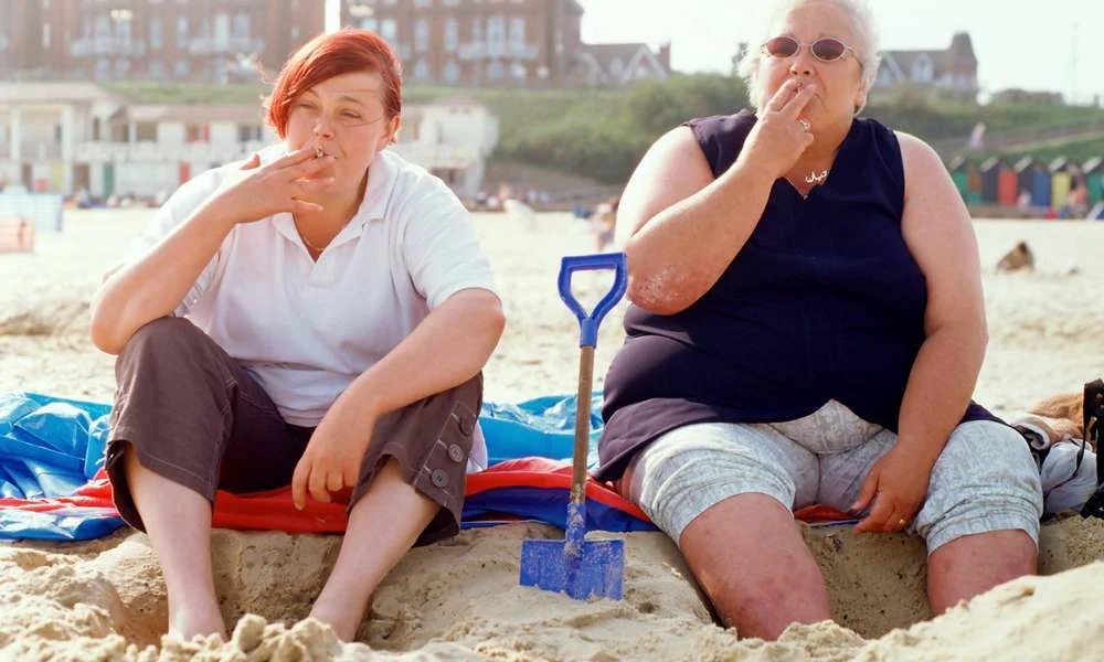 Старые жирные тетки. Толстая женщина курит. Толстая женщина с сигаретой. Курящий толстый человек. Толстая курящая женщина.