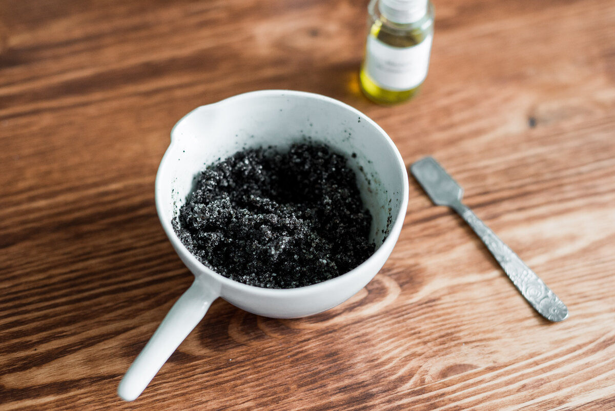 Смешайте молотый кофе с маслом или медом. Или все вместе.