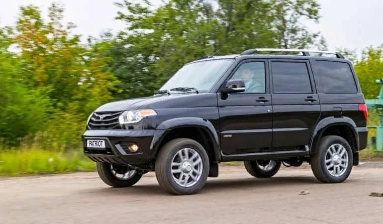 УАЗ Патриот Список недорогих машин можно дополнить моделью отечественного автопрома – УАЗ Патриот. Мало кто может сравниться в мощности, проходимости и вместительности. Стоимость в 700.000 руб. низкой назвать можно с натяжкой, но двигатель 2.7 л., полный привод, стеклоподъемники, ABS, высокий клиренс, подушка безопасности того стоят. Преимущества Удобный в управлении Большой багажник Недорогое обслуживание для данного класса Недостатки Шумная трансмиссия Сборка Цена Стоимость в среднем — от 700 000 руб. 