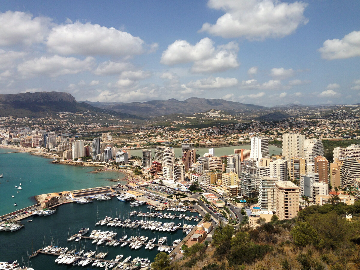 Вид с горы Ифач на город Кальпе