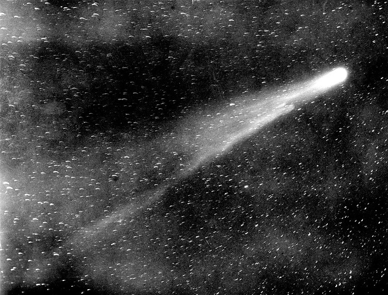 Комета Галлея, 1910 год. Автор: The Yerkes Observatory - Purchased by The New York Times for publication. Another image of Halley's Comet, taken on May 29th, 1910, is available through their online photo archive store, here, Общественное достояние, https://commons.wikimedia.org/w/index.php?curid=2949024