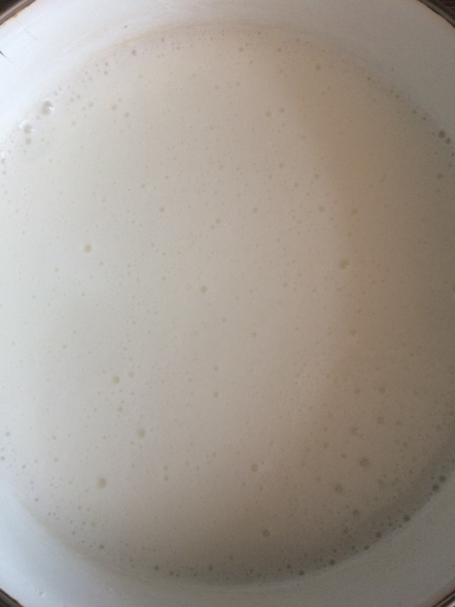 Такая реакция происходит за счёт соли и разрыхлителя, далее натереть на крупной терке сыр 🧀 