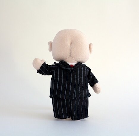 Приветствую вас, холопы, — как бы говорит нам это существо. 