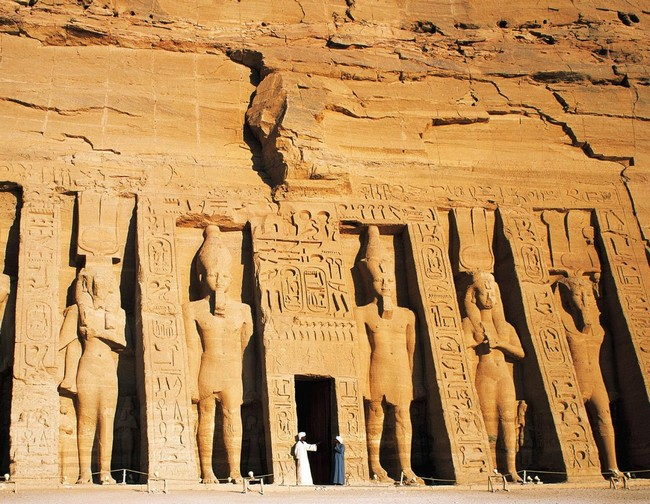 Скульптура храма царицы Нефертари в Абу-Симбеле.