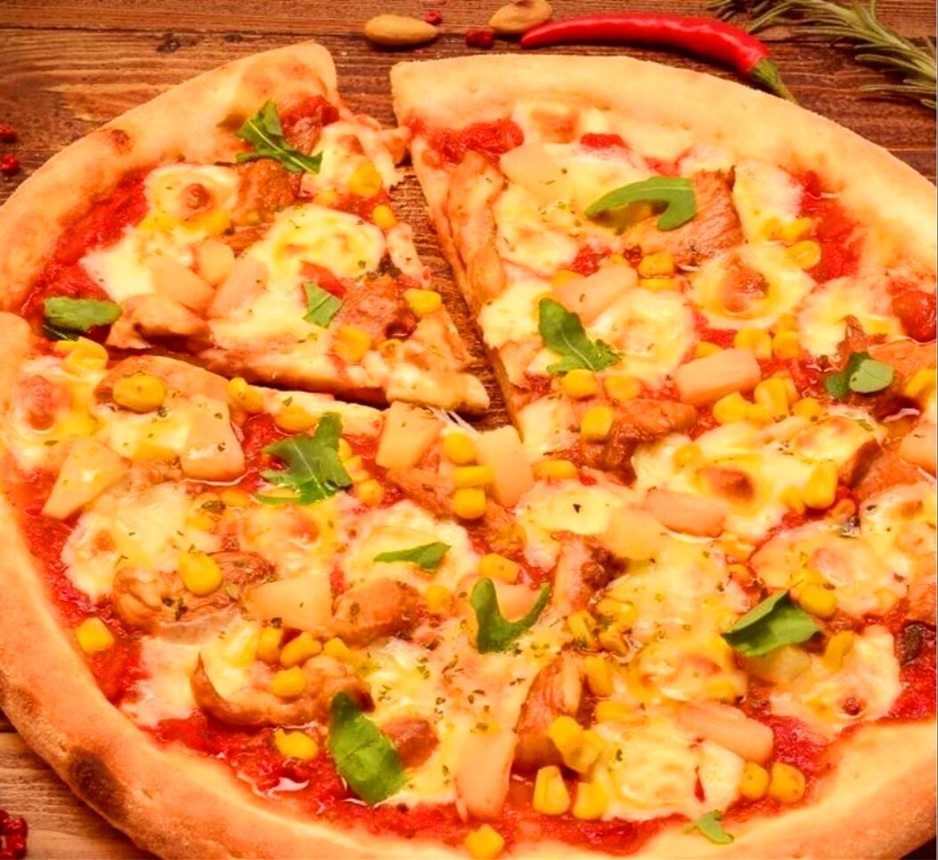 Гавайская пицца с курицей. Гавайская пицца. Пицца Гавайи с ананасом. Пицца с ананасами. Пицца с ананасами и курицей.