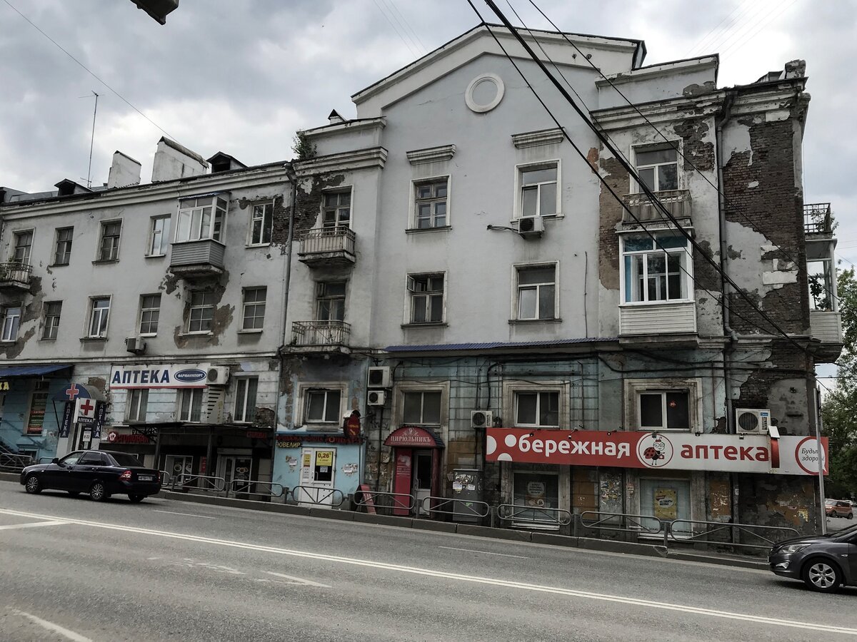 Посчитайте столь аптек. Повсюду убогая реклама, дом в аварийном состоянии, кондиционеры, пластиковые окна. Печаль