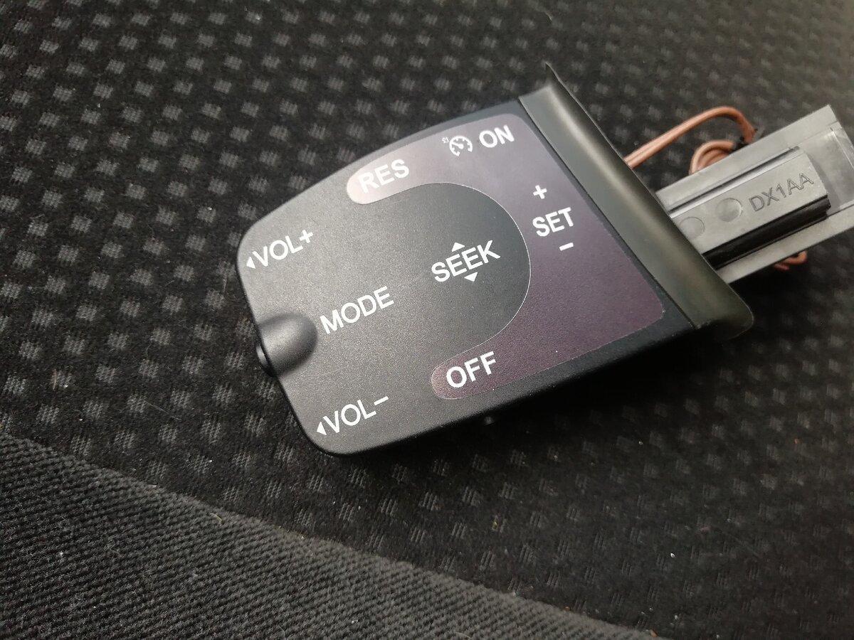 Вот такой джойстик я покупал. Помимо штатных кнопок, у него ещё пять дополнительных для управления круиз-контролем. И даже наклеечка с над