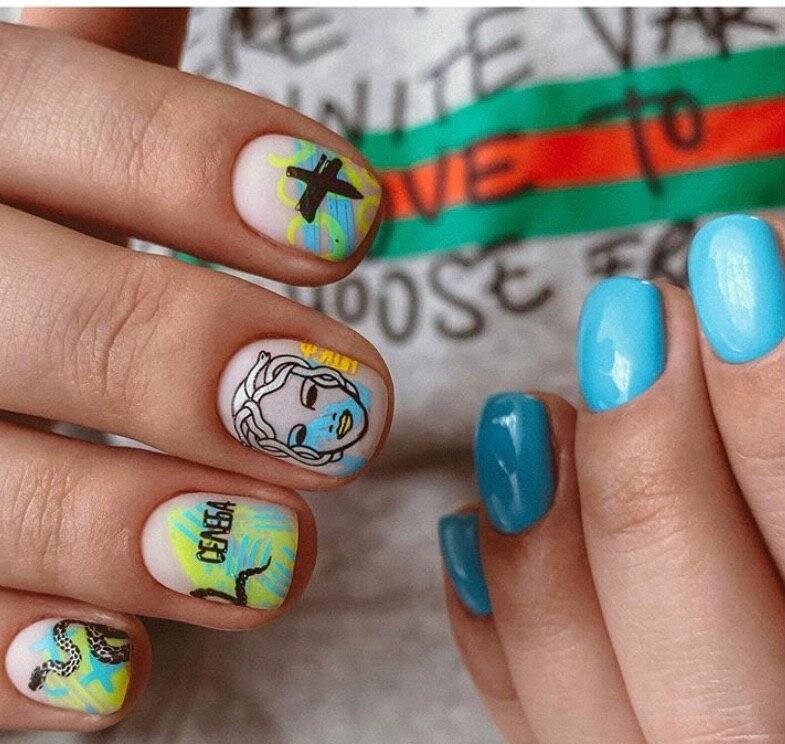  Маникюр на оной руке в тон на другой дизайн