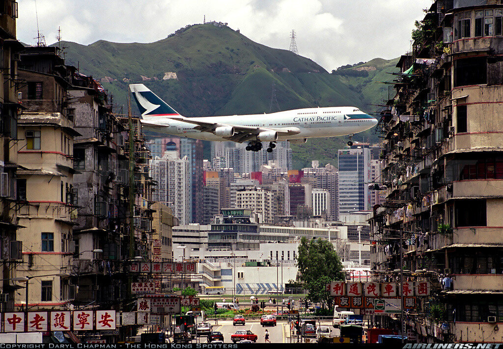 Известное фото by Daryl Chapman from Airliners.net, Гонконг, ныне закрытый аэропорт Kai Tak.