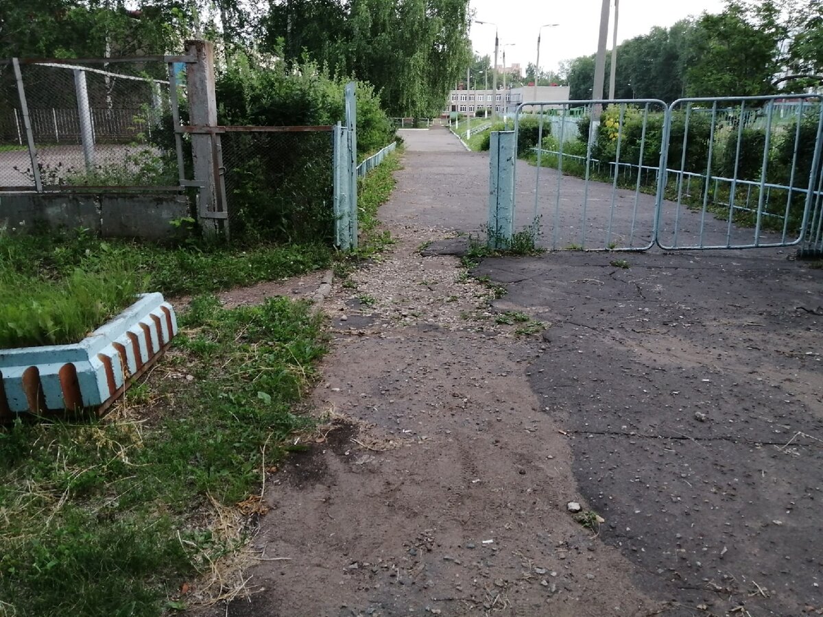 Вход на территорию школы.