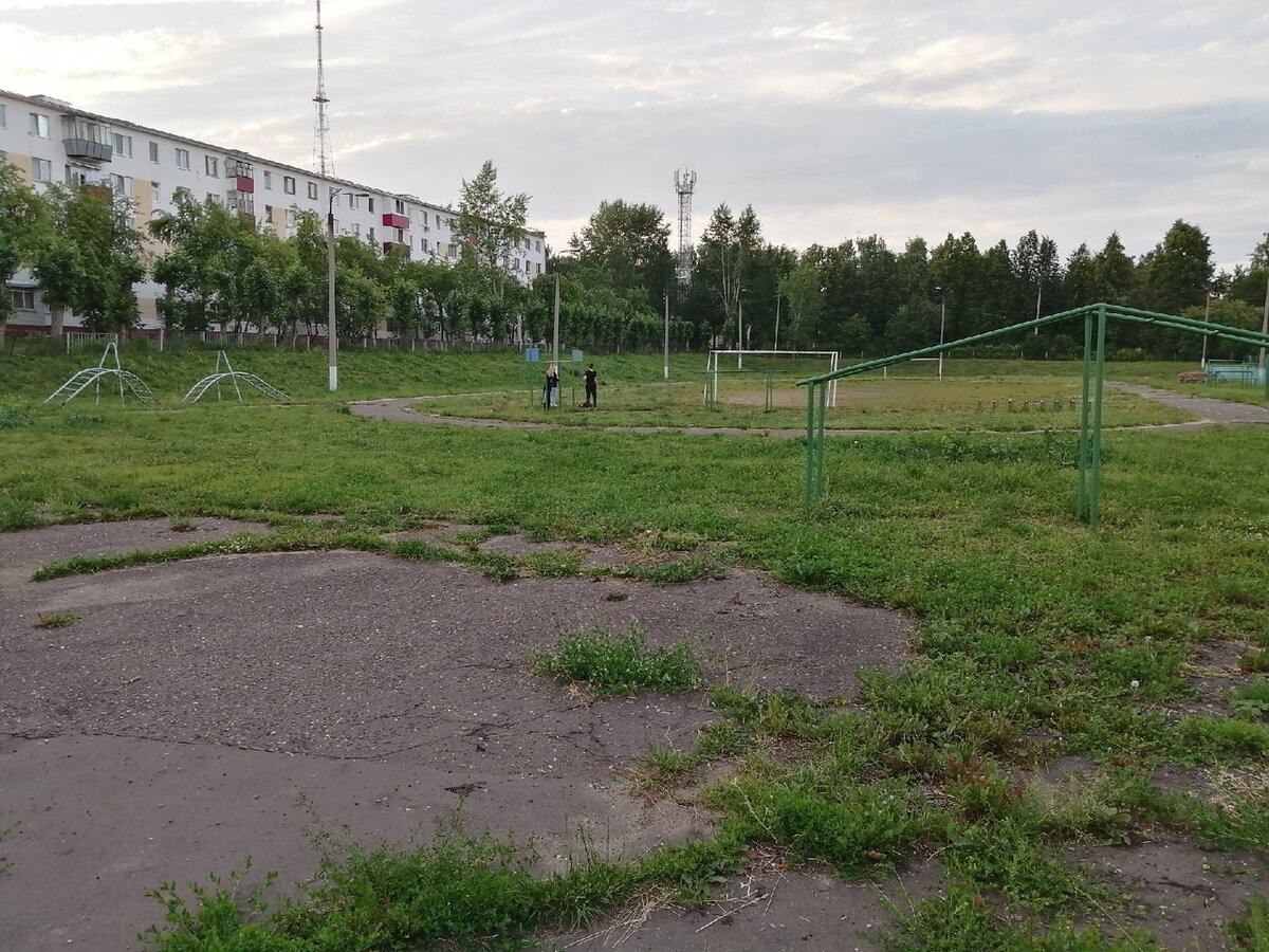 Школьный стадион, на котором ничего не изменилось.