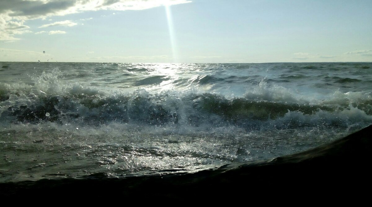 Волна приходит и уходит.