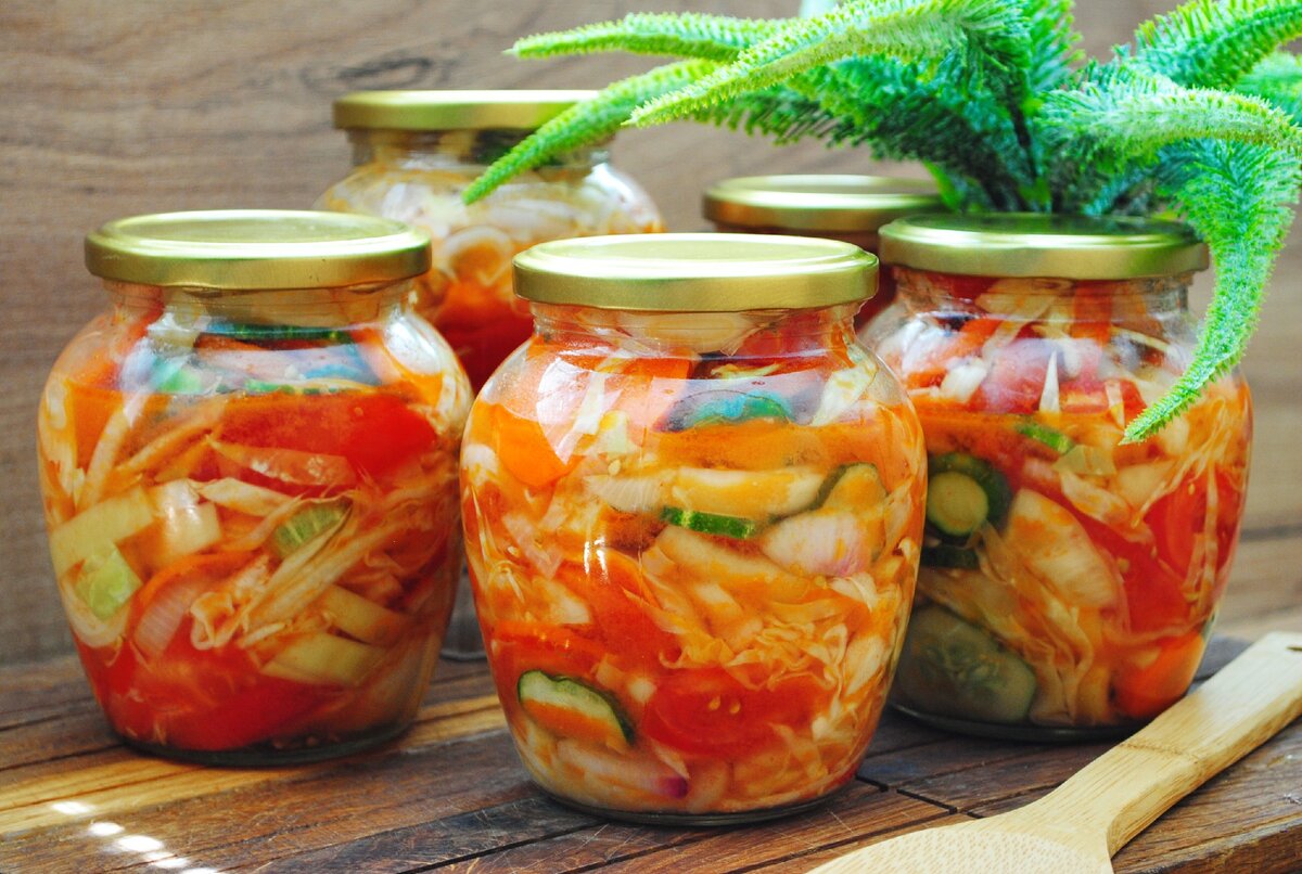 Простой и вкусный рецепт овощного салата на зиму! Салат готовится из огурцов, капусты, помидоров, сладкого перца, моркови и лука. Яркий вкусовой калейдоскоп на вашем столе к любому гарниру!