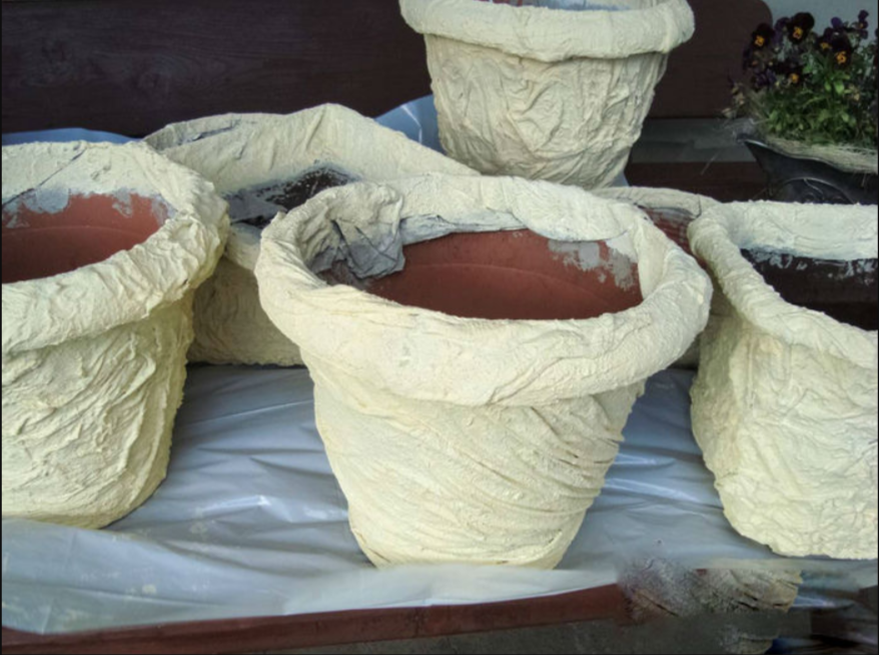 Основа в виде обычных пластиковых горшков для цветов