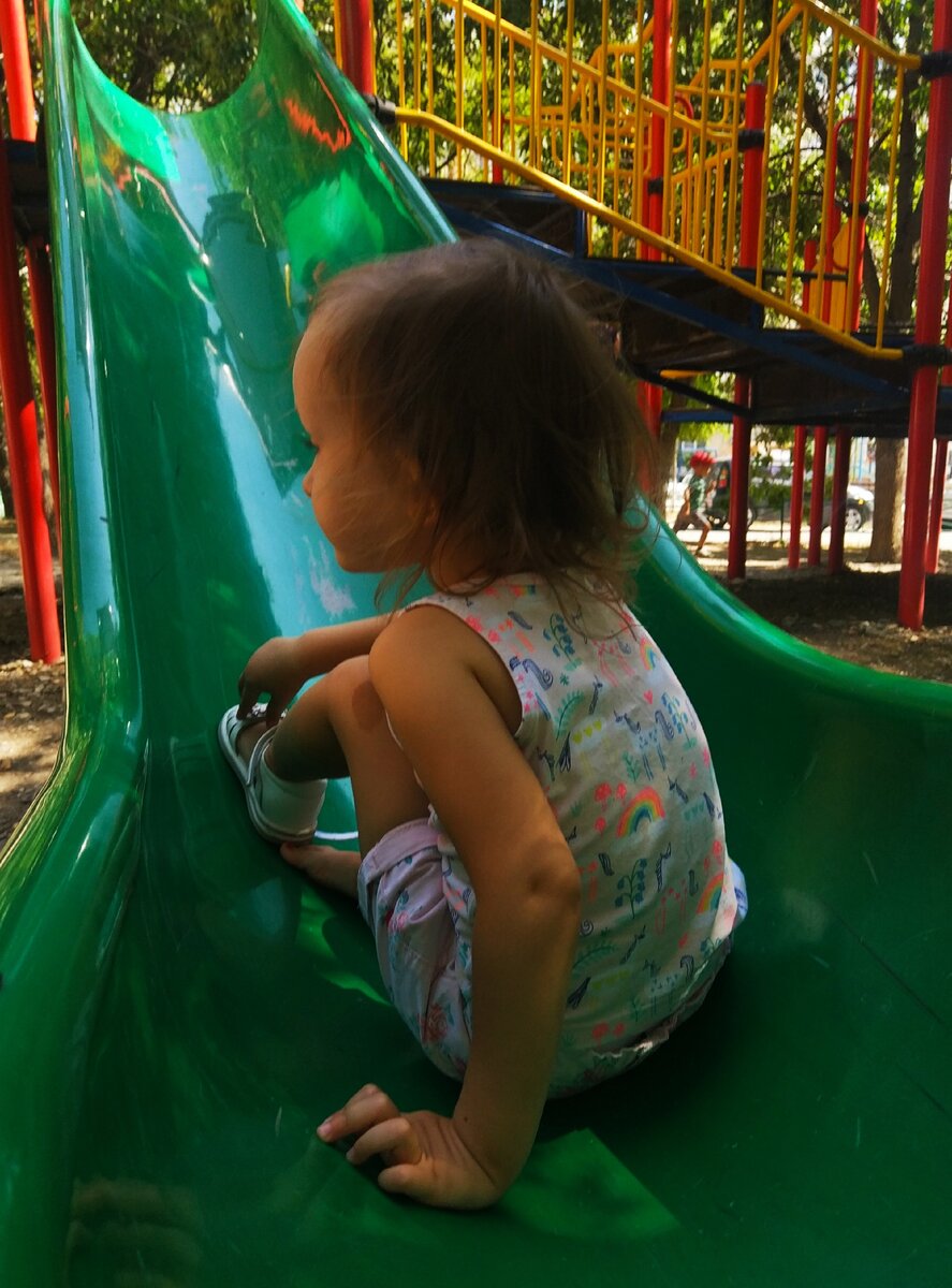 Приготовилась снимать сандали.