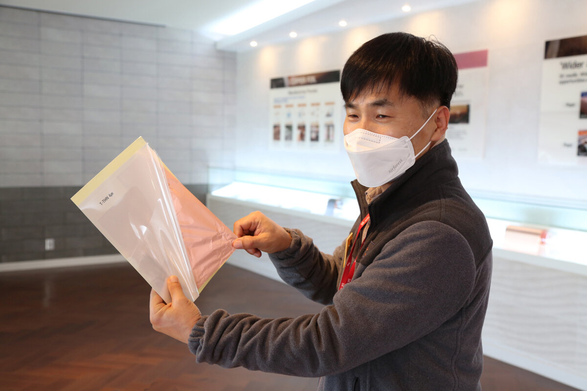 Представитель SK Nexilis  объясняет технологические особенности 4-микрометровой медной пленки  компании для электромобилей, которая в 30 раз тоньше волоса (SK Nexilis)