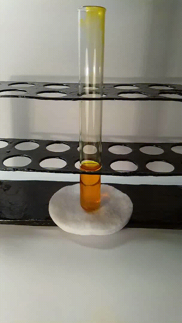 Куркумин меняет свой цвет в зависимости от кислотности среды.