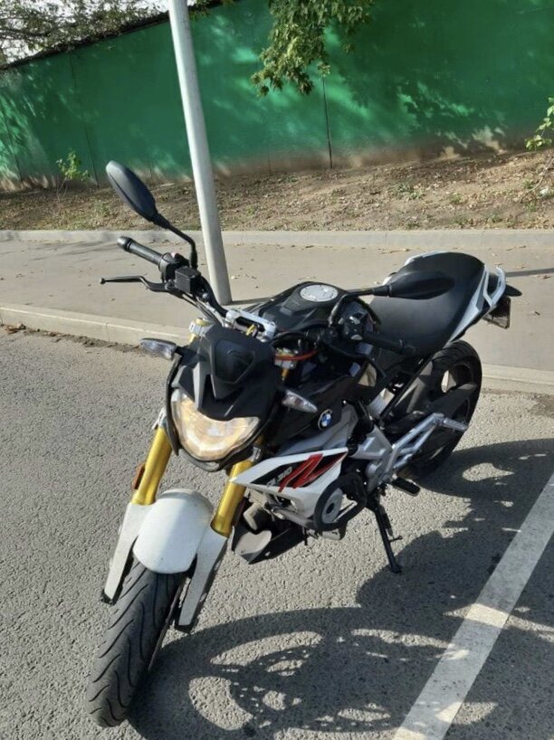 Передняя фара обычный галоген.