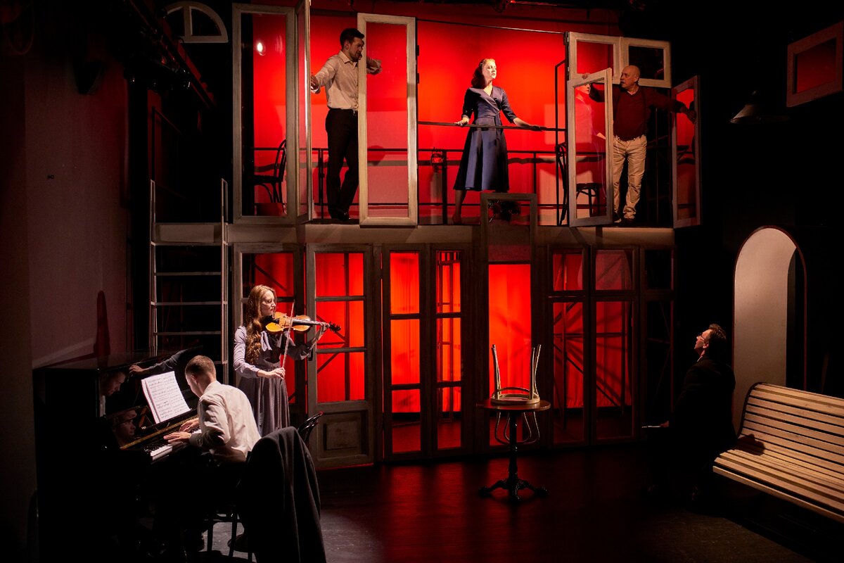 Сцены из спектакля "Почти счастливая история"