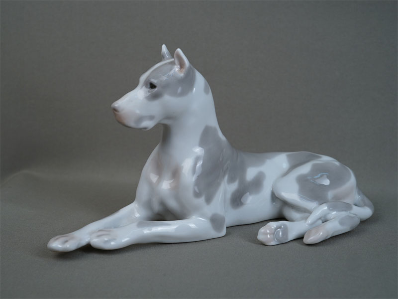 "Лежащий дог", 1960-е. Источник akcia-antique.ru.