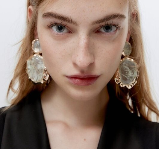 Серьги Uterque, 5 590 руб. Источник фото - https://www.uterque.com/ru/%D0%B0%D0%BA%D1%81%D0%B5%D1%81%D1%81%D1%83%D0%B0%D1%80%D1%8B/%D0%B1%D0%B8%D0%B6%D1%83%D1%82%D0%B5%D1%80%D0%B8%D1%8F/%D1%81%D0%B5%D1%80%D1%8C%D0%B3%D0%B8-%D1%81-%D0%BA%D0%B0%D0%BC%D0%BD%D1%8F%D0%BC%D0%B8-c1916063p9069004.html?colorId=500&stylism=01&xmset=1