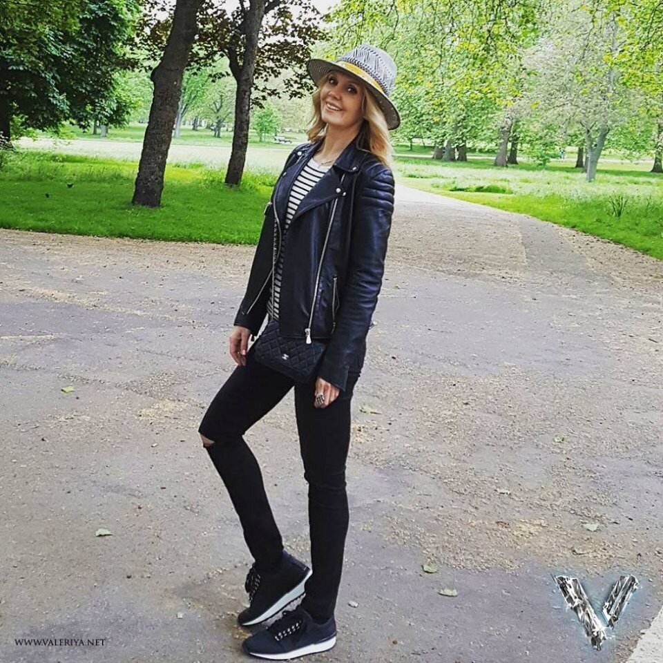 Романс "Мои грёзы". 
Мои грёзы плывут по небу всегда,
Слышу я твой голос в ночи,
Звёзды в небе нам сияют,
Вижу твои я черты.
Звёзды в небе нам сияют,
Вижу твои я черты.
Небеса далёкие освещают,освещают наши сердца,
Зовут нас далёкие мечты,
Прекрасны твои нежные глаза,
Я вижу тебя вдали.
Ветер зимний в ночи рисует тебя,
Облака нам любовь посылают свою,
Полна страстей земных моя душа,
Твой образ милый в душе храню.
Полна страстей земных моя душа,
Твой образ милый в душе храню.
Меня пленила скромная улыбка твоя,
Смотрю в твои глаза страстные.
Мои грёзы плывут по небу всегда,
Покорили меня глаза страстные.

25.02.2016 год.