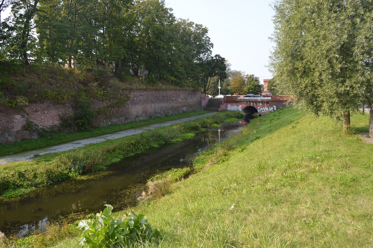 Ров, стена