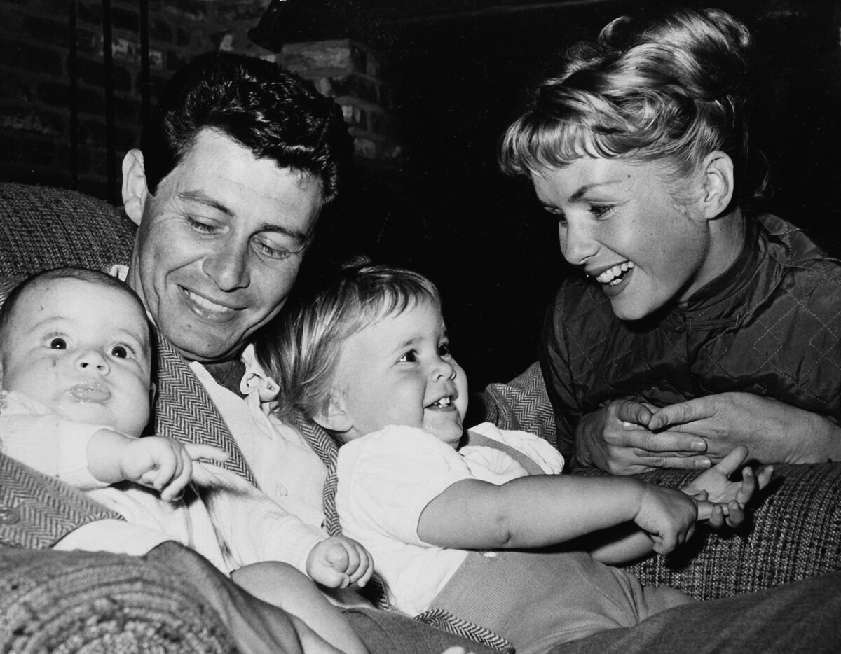 Эдди Фишер и Дэбби Рейнольдс с детьми