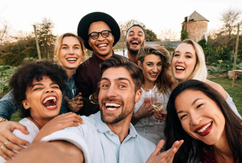 Подростки смеются. Как назвать смеющихся людей. Эмоции человека. Человек, который смеется. Смеющееся лицо.