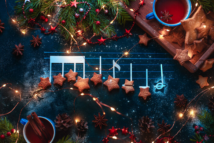 Новогодние украшения и гирлянды дают отличную возможность для создания креативных фото