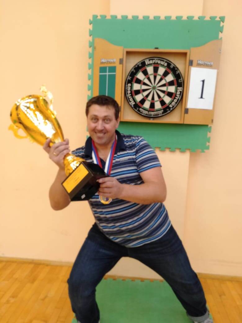 Мой брат - выиграл кубок в дартс