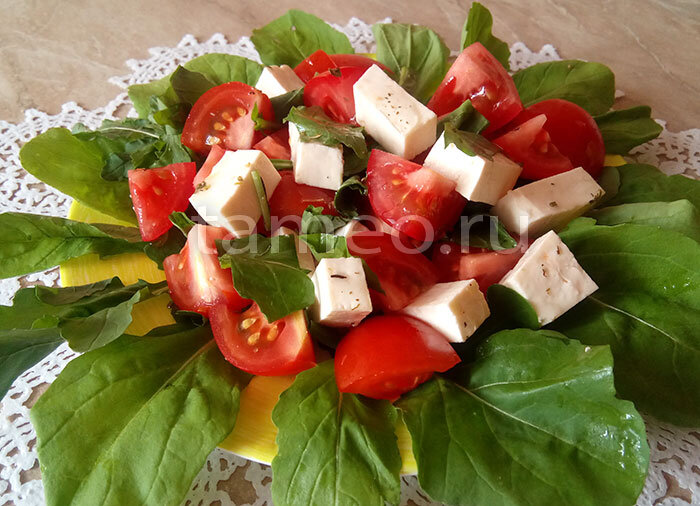 Салат с помидором, домашним сыром и рукколой