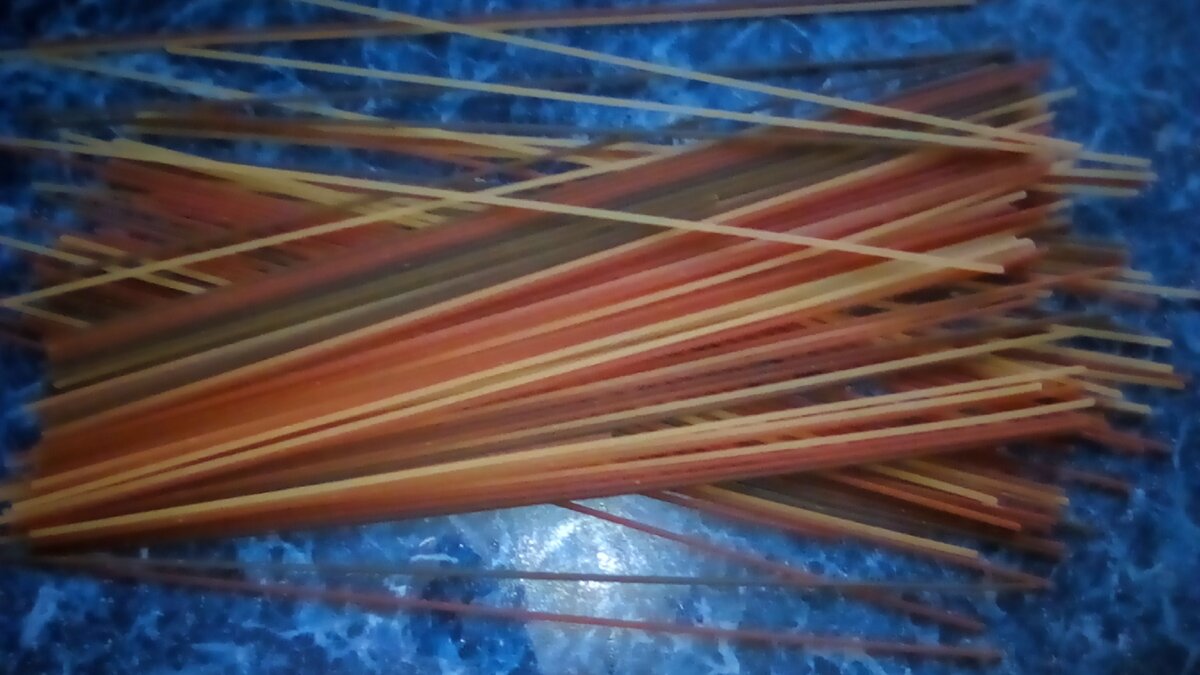 В пасте могут использовать натуральные красители. Например шпинат.Фото автора