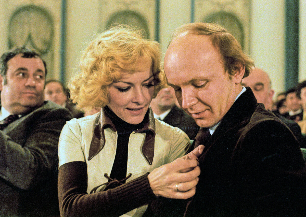 А Барбара Брыльска, получив премию сказала: "Мой русский язык настолько плох, что хорошо сказать я только могу "Большое спасибо". И большое спасибо Эльдару Рязанову за то, что он пригласил меня в этот фильм, иначе я не получила бы эту награду." Также награду получили оператор, сценарист и композитор, работавшие над фильмом - Источник фото:  ИТАР ТАСС