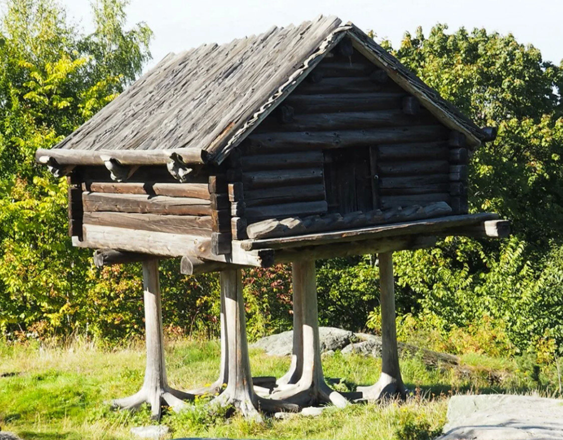 Курьи ножки иваново. Саамский Амбар на курьих ножках. Скансен избушка. Скансен избушка на курьих ножках. Избушка бабы-яги.