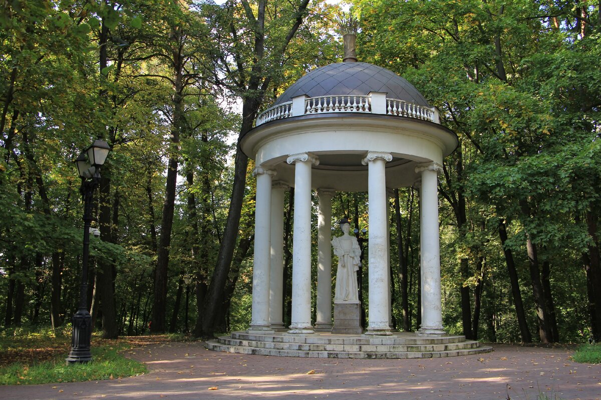 Музей-заповедник «Царицыно». Ротонда (беседка) «Храм Цереры».       Автор фото: Петр Аксенов