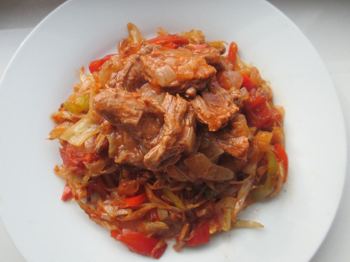 Как потушить капусту с мясом. Бигус с говядиной. Тушёная капуста с мясом. Говядина с капустой. Тушёная капуста с говядиной