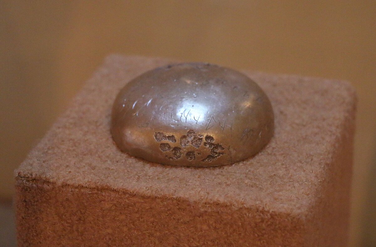 Вот пример загадок истории. Чаша с так называемым иссыкским письмом. Письмо до сих пор не имеет общепризнанной расшифровки. Существуют несколько версий расшифровки надписей, на различных языках. Однако ни одна из версий не обладает 100% доказательствами своей убедительности. Проще говоря, те кто расшифровывал эту надпись не смогли расшифровать другие надписи использующие эти руны, применяя свою систему дешифровки. Фото из открытых источников